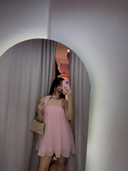 Vestido strapples rosa pastel de chifon plisado