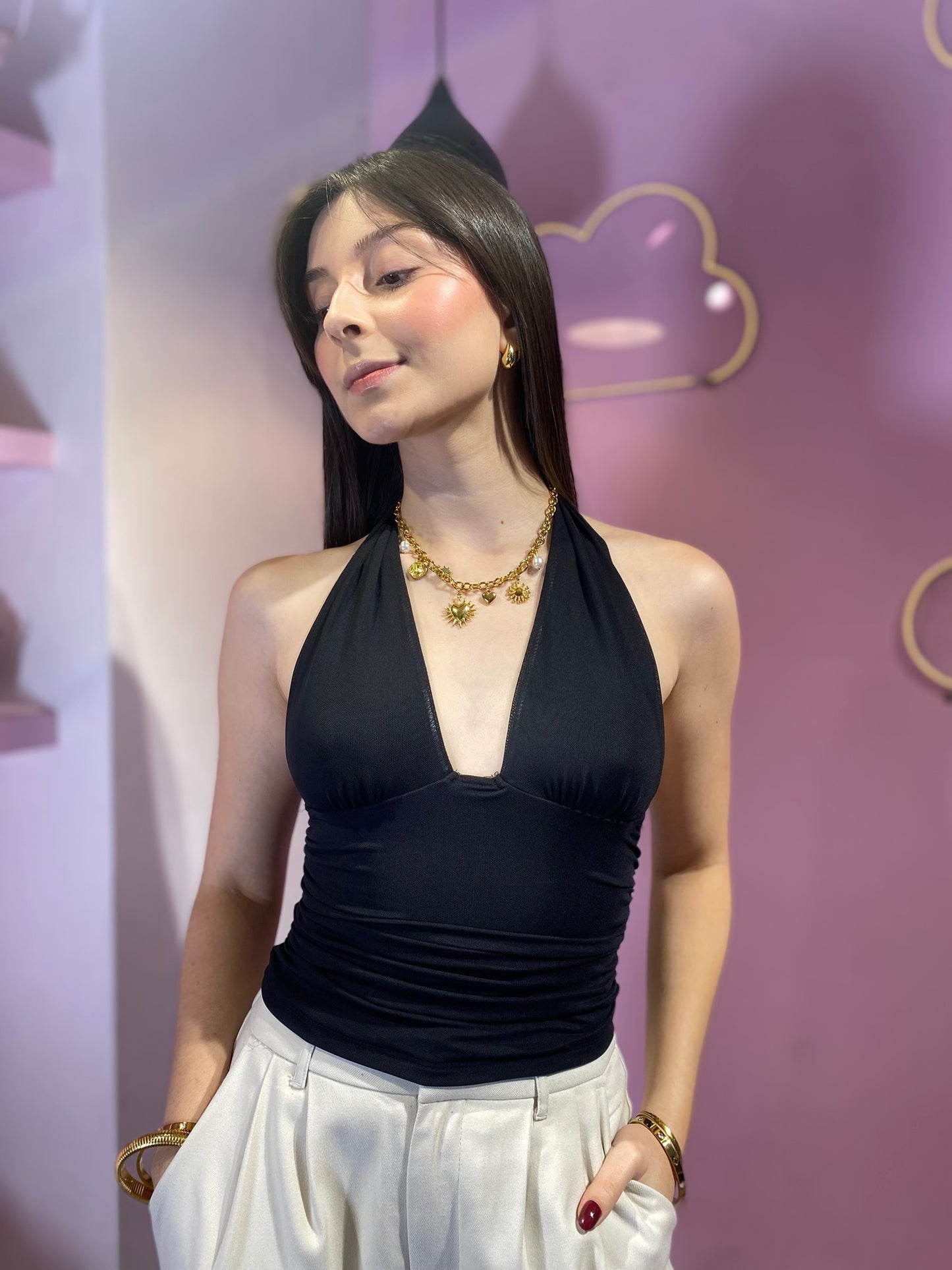 Top de malla negro de escote V y amarre al cuello