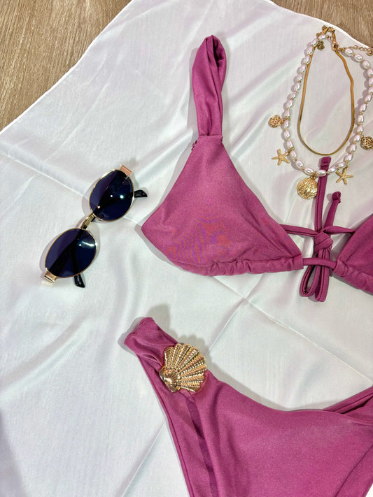 Traje de baño violeta de copas triangular y panty con hebillas de concha de mar doradas