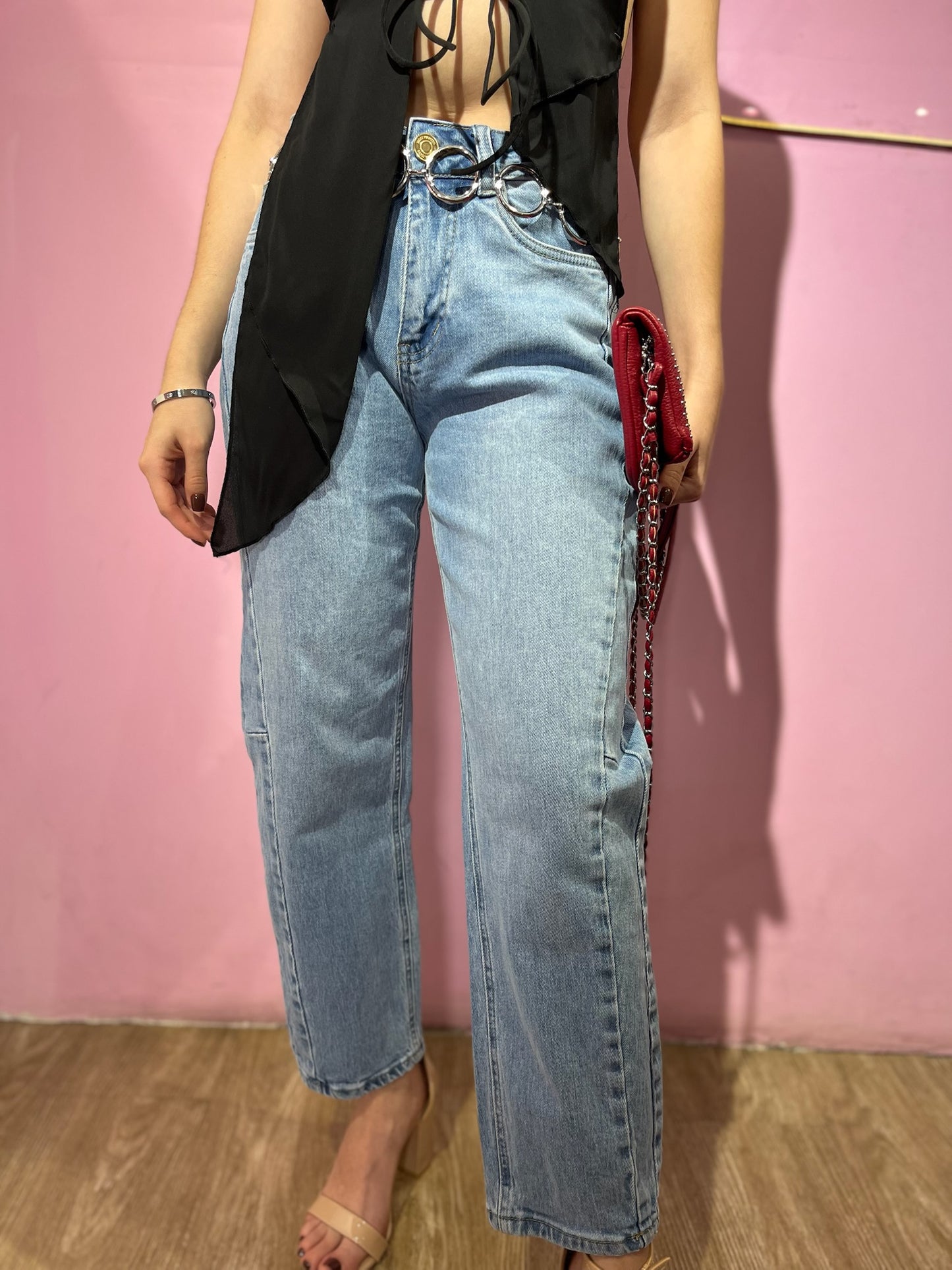 Jean barrel tono medio detalles de costura laterales MOST WANTED