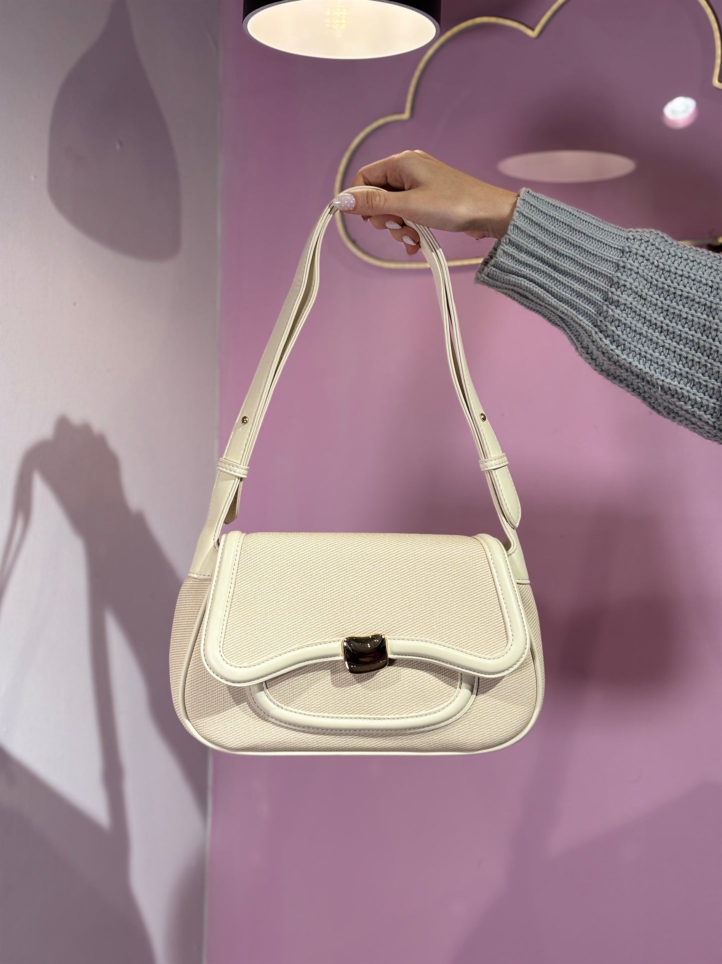 Cartera crema con blanco