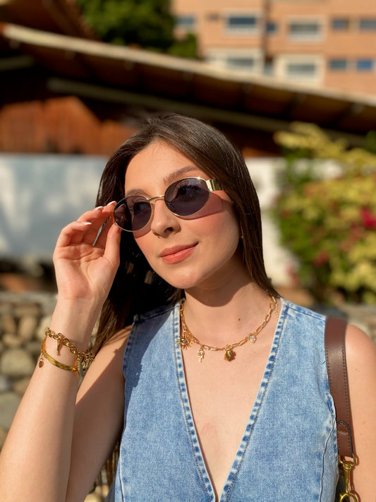 Collar de cadena con 7 dijes dorados y botita vaquera rosa