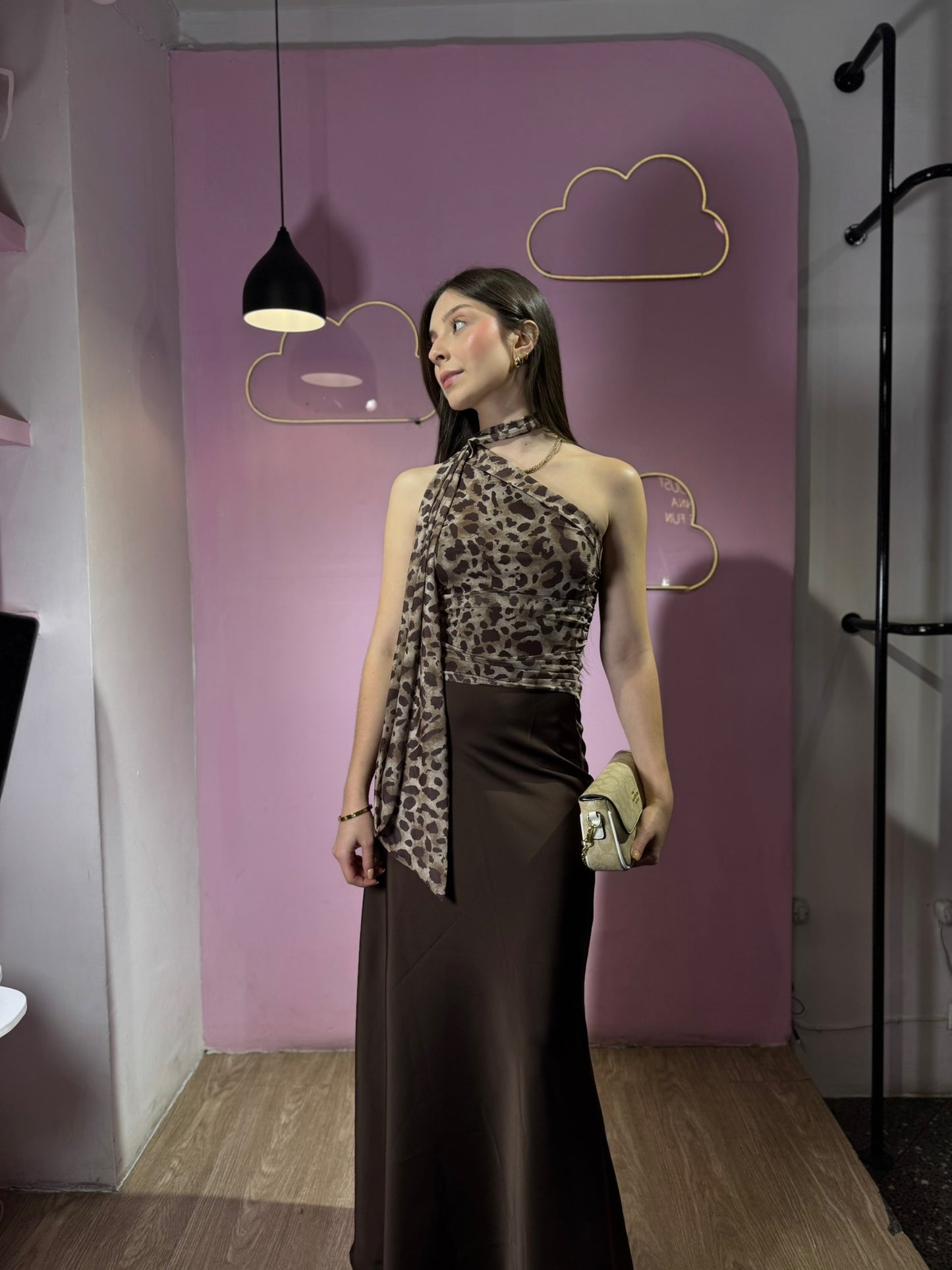 Top asimétrico animal print con tirante en el cuello