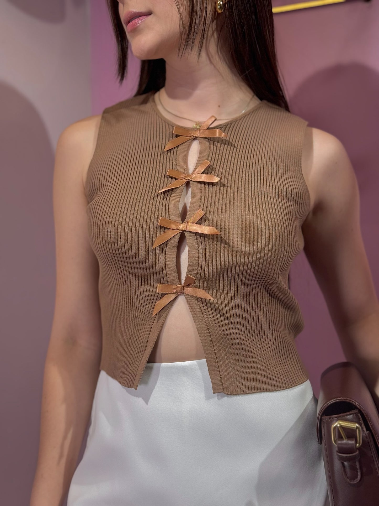 Top halter tejido marrón con lazos delanteros