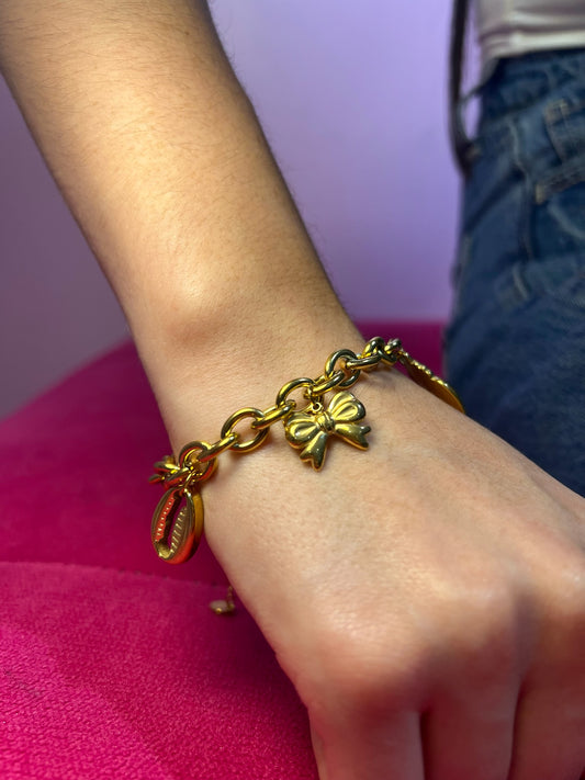 Brazalete de 4 dijes dorado de conchita, lazo, corazón y chile