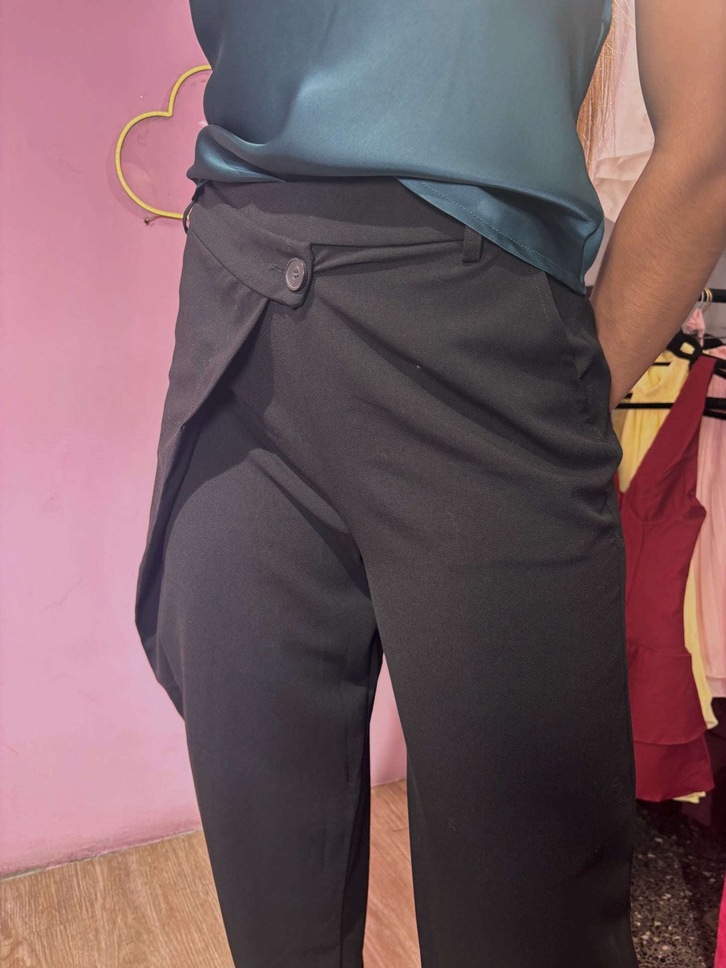 Pantalón de vestir negro con abertura asimétrica