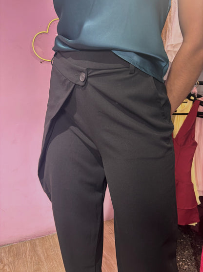 Pantalón de vestir negro con abertura asimétrica