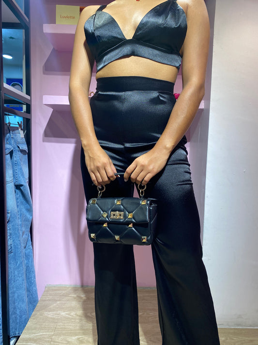 Cartera negra de taches dorados