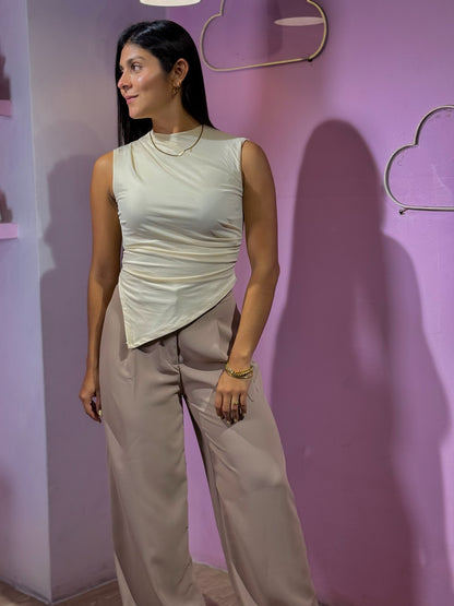 Top halter de malla asimétrico crema