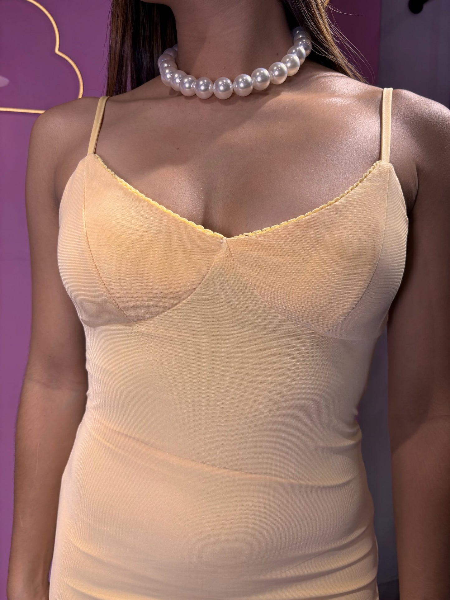 Vestido largo de copas amarillo pastel de malla