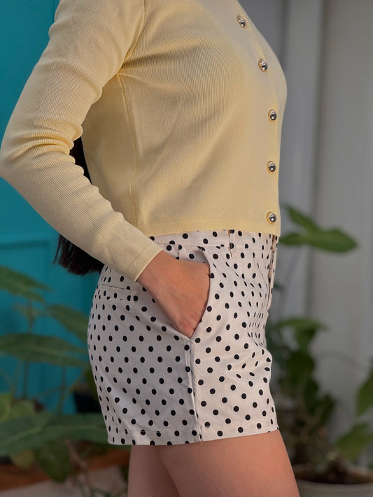 Short de vestir blanco con puntos negros