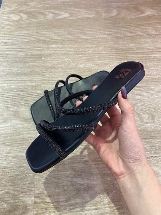 Sandalias negras con pedrería