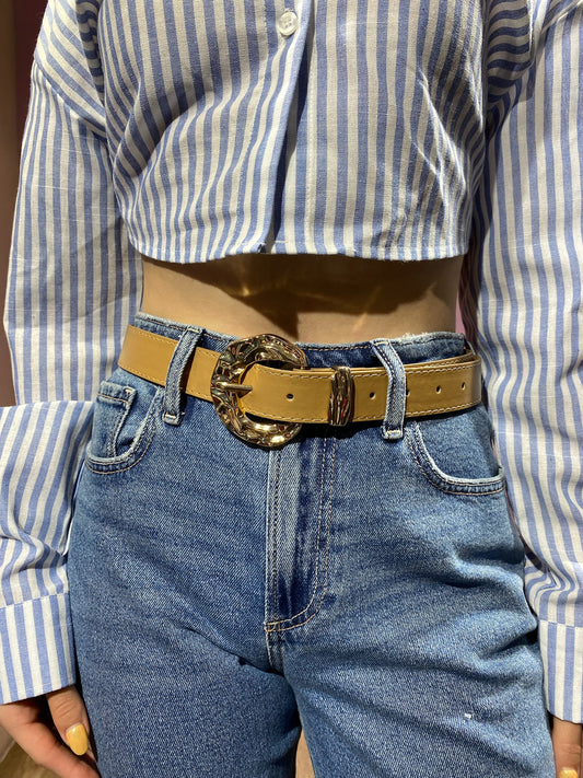 Correa beige oscuro con hebilla dorada