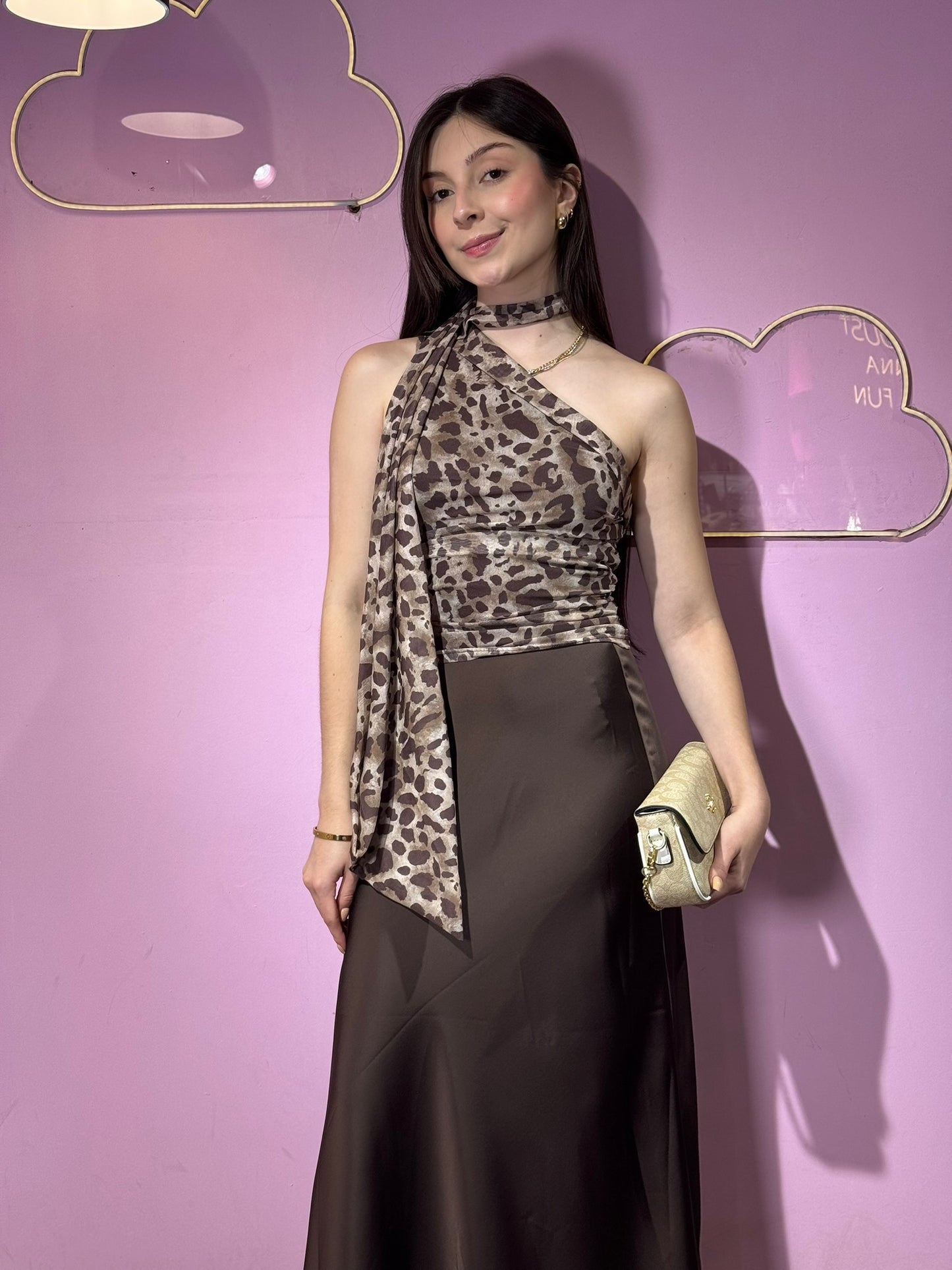 Top asimétrico animal print con tirante en el cuello