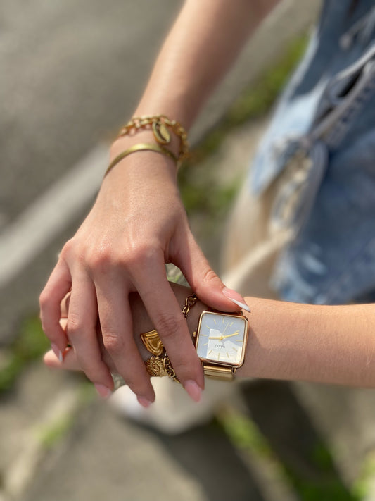 Reloj cuadrado blanco con dorado