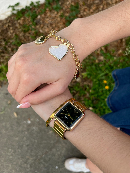 Pulsera de 4 dijes dorado de estrella, caracol, corazón blanco y conchita de mar