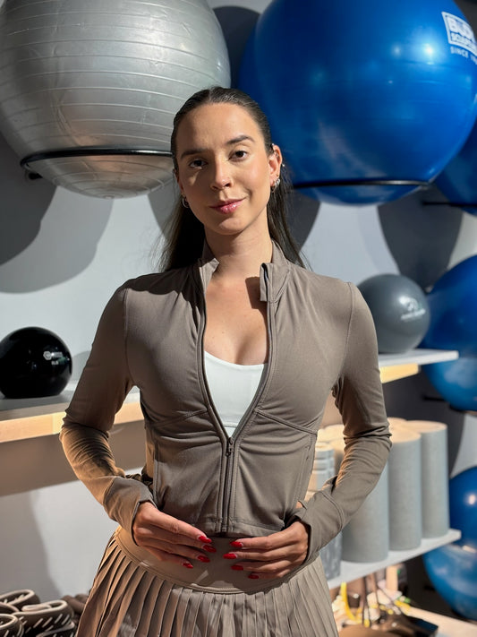 Suéter deportivo ajustado con cierre delantero