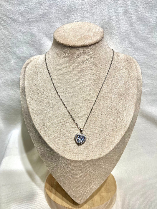 Collar con corazón azul de pedrería plateado