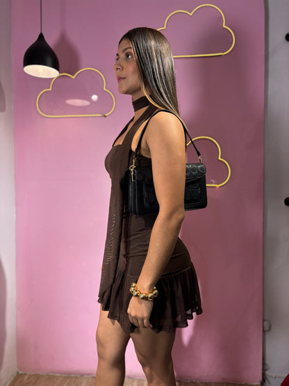 Vestido de malla marrón con ruches laterales y bufanda