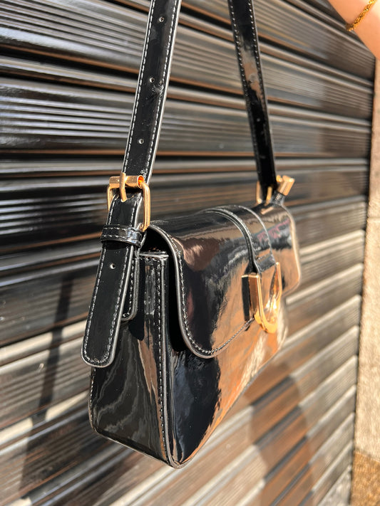 Cartera patente negra con hebilla