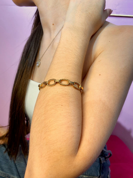 Pulsera dorada de cadena gruesa