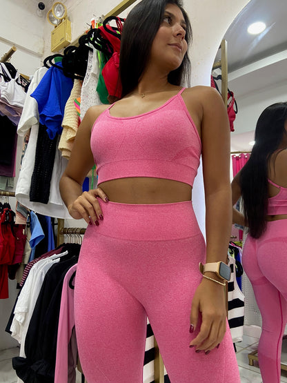Set deportivo de top de tirantes y leggin rosa