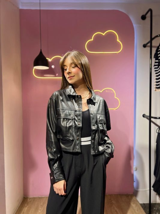 Chaqueta cargo de cuerina negra