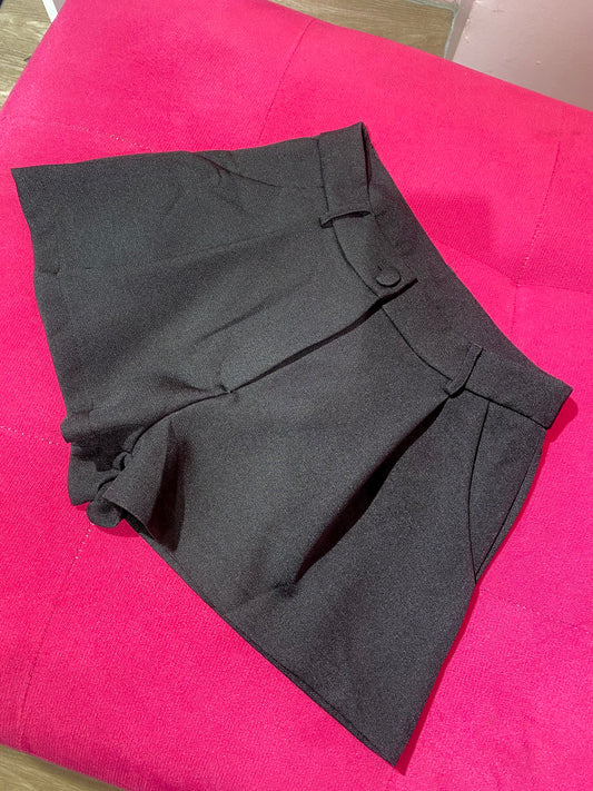 Short plisado de vestir con botón negro