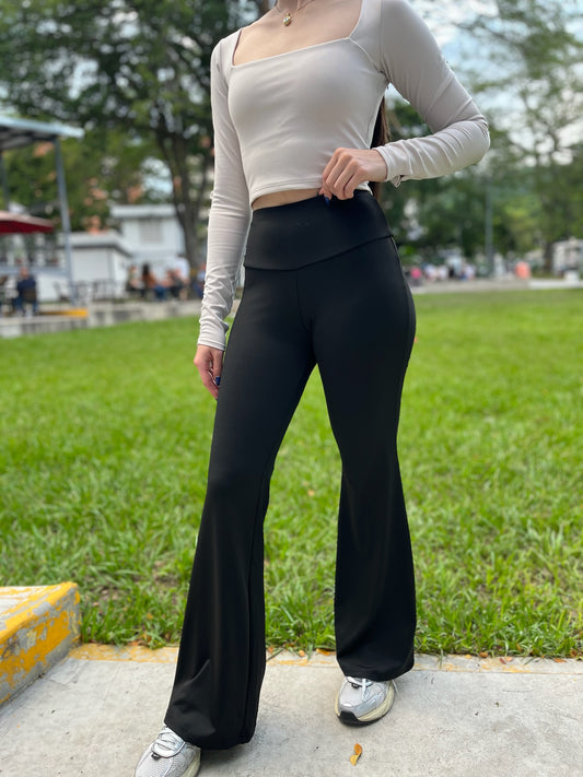 Pantalón deportivo acampanado negro