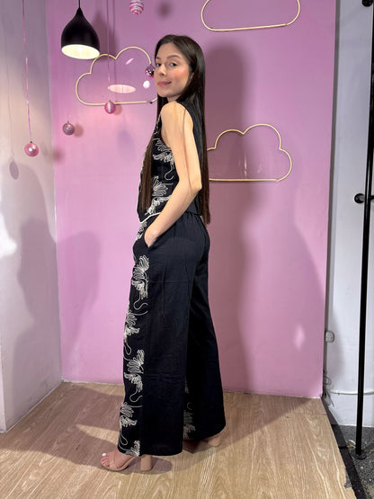 Set de chaleco y pantalón negro con bordado crema