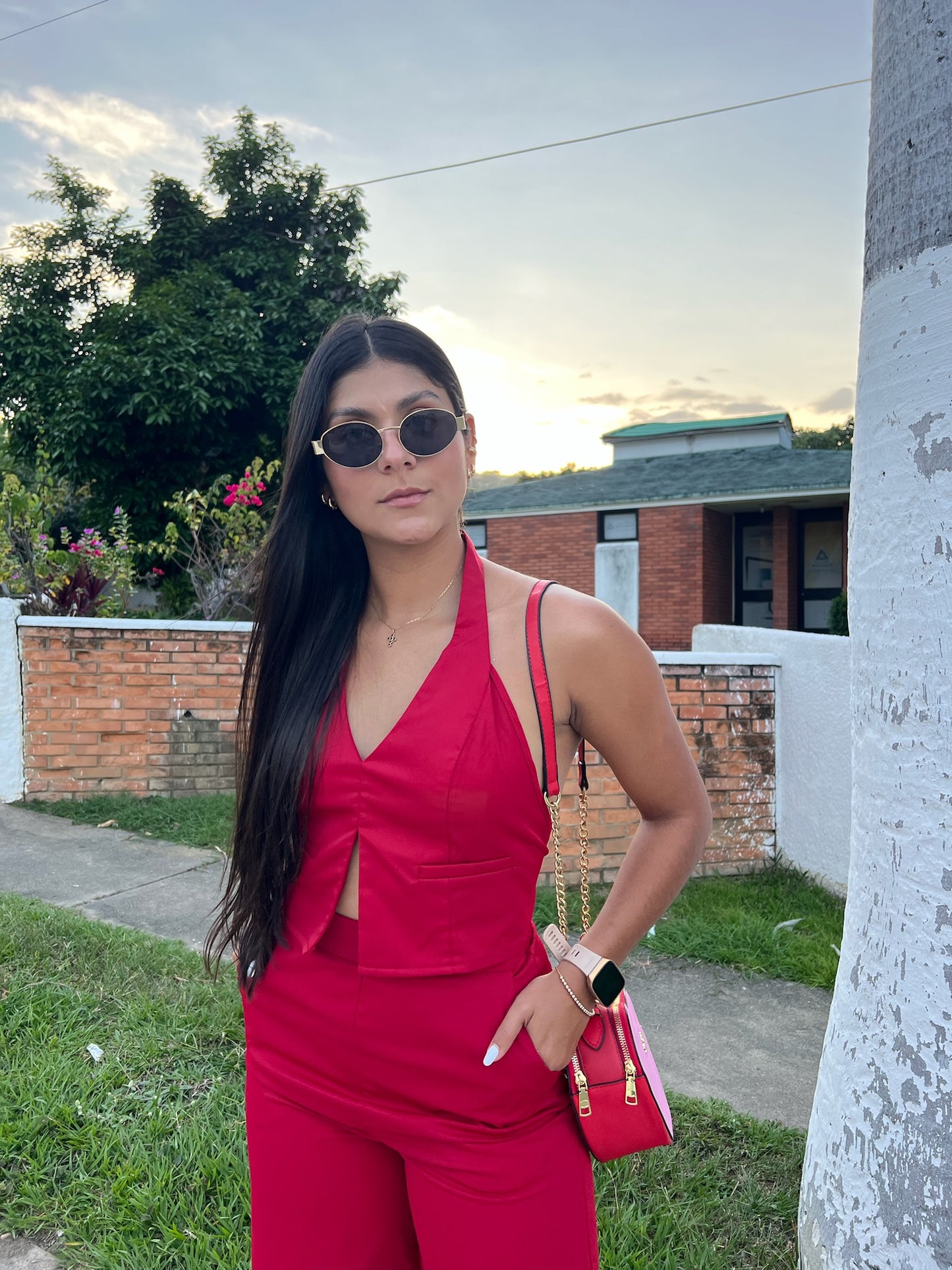 Set rojo de chaleco al cuello y espalda descubierta y pantalón palazzo