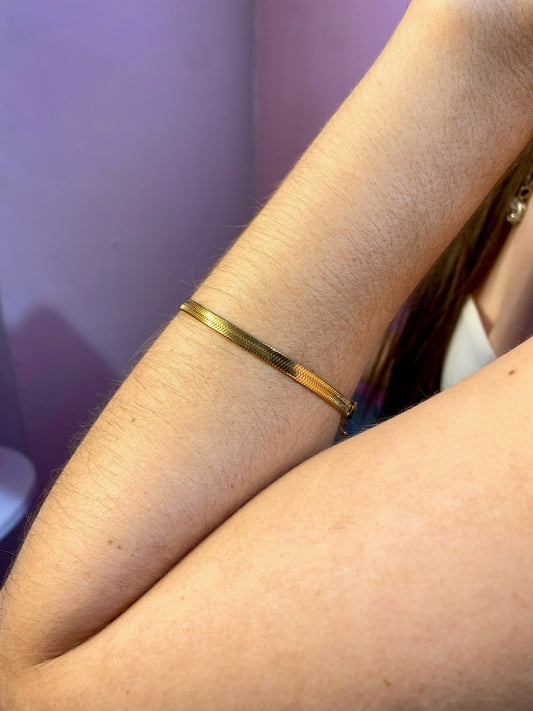 Pulsera dorada de textura de serpiente delgada