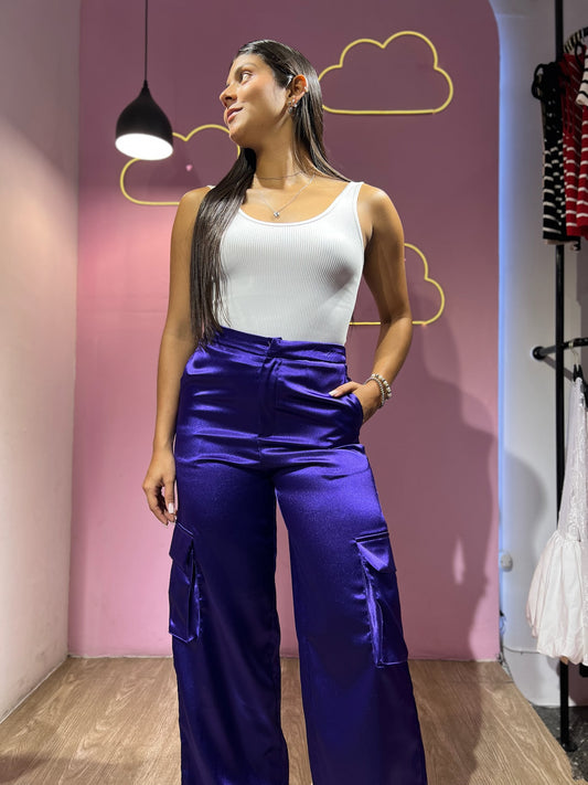 Pantalón cargo de satén violeta con broche