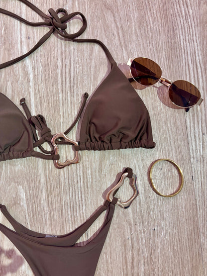 Traje de baño marrón de copas triangular y hebillas asimétricas doradas y panty hilo