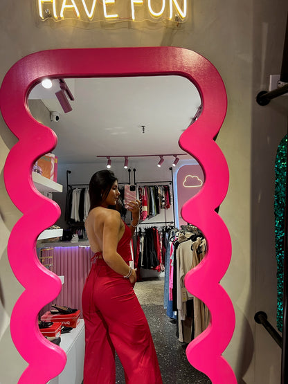 Set rojo de chaleco al cuello y espalda descubierta y pantalón palazzo