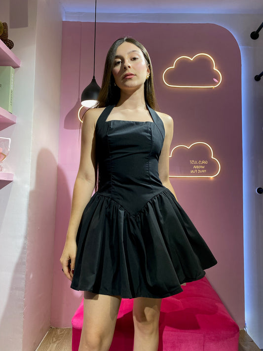 Vestido negro de tirante al cuello y falda globo de tul