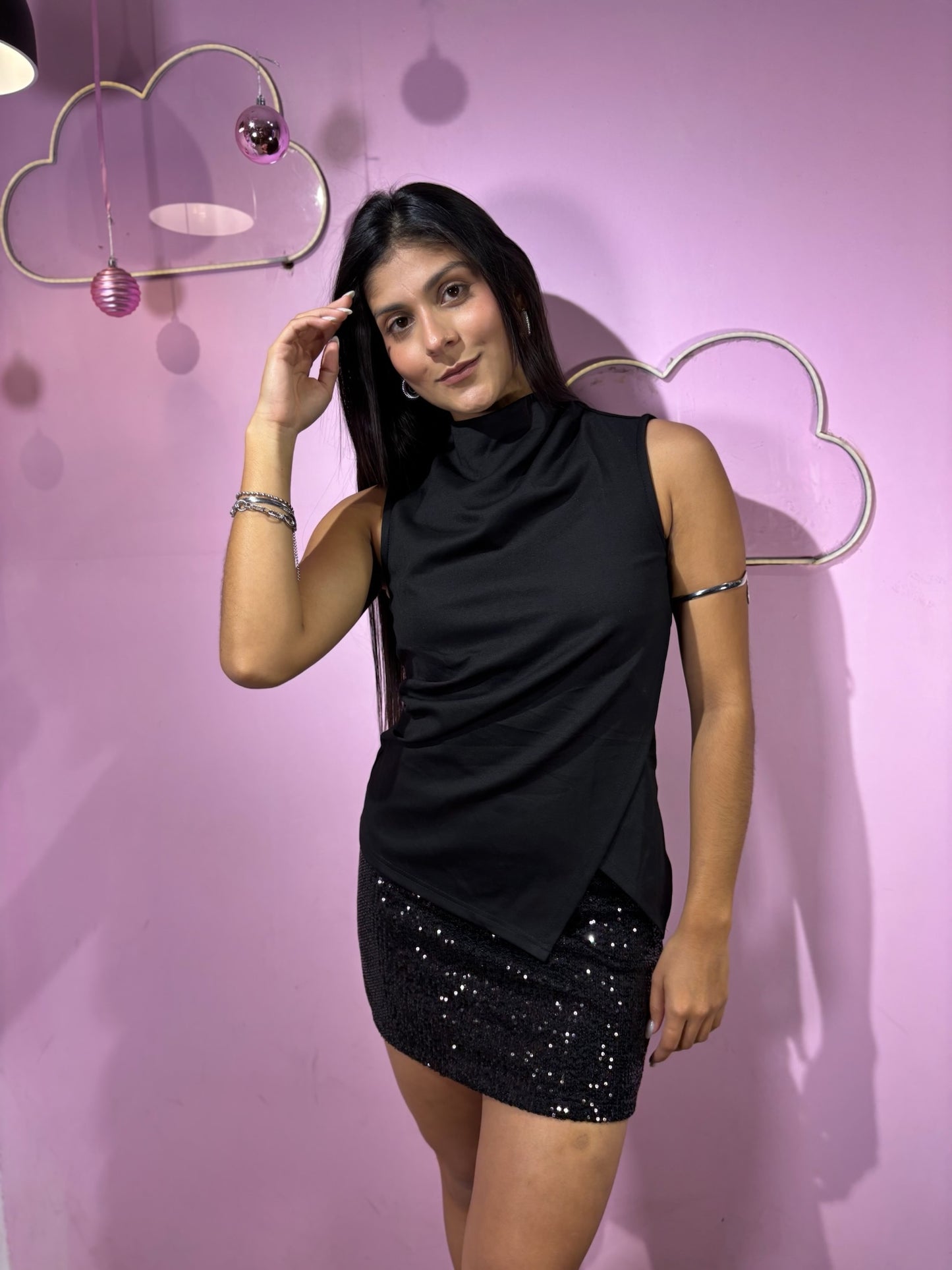 Top cuello alto negro con abertura y asimetría lateral y pliegues