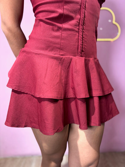 Vestido vino con volados y broches delanteros