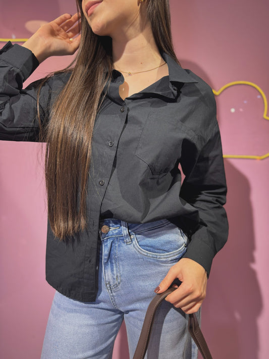 Camisa negra clásica