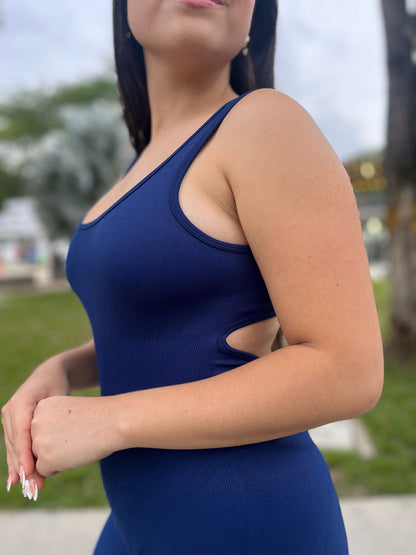 Enterizo deportivo sin mangas, espalda descubierta y efecto push up acampanado azul marino