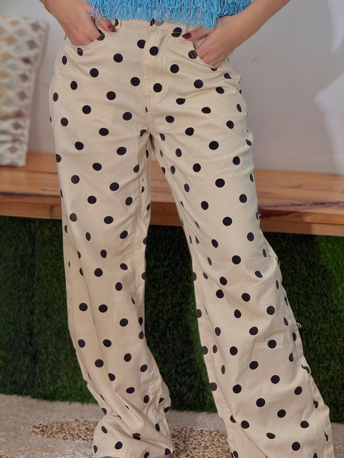 Jean crema de puntos negros