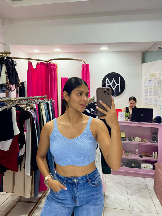 Top tejido con escote en V azul bebé