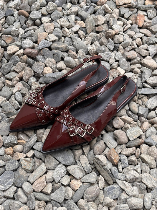 Zapatillas de punta marrón patente con taches