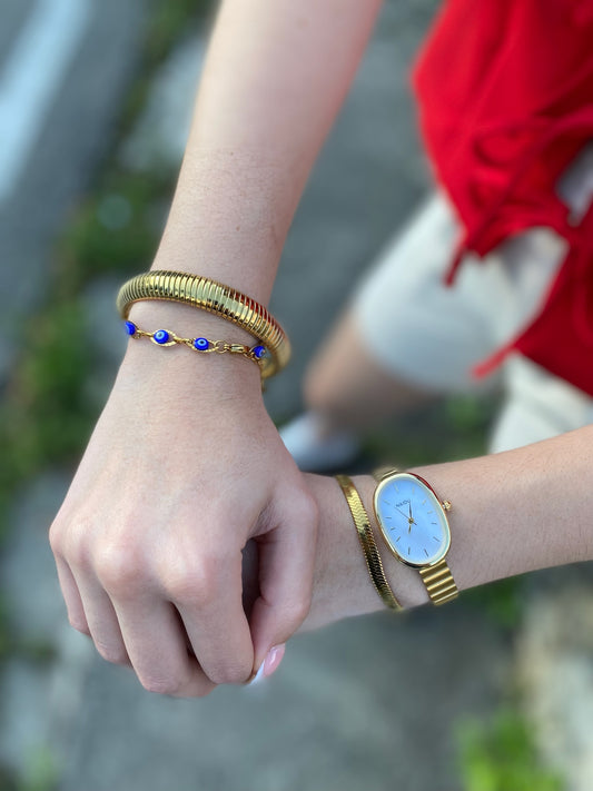 Reloj ovalado blanco con dorado