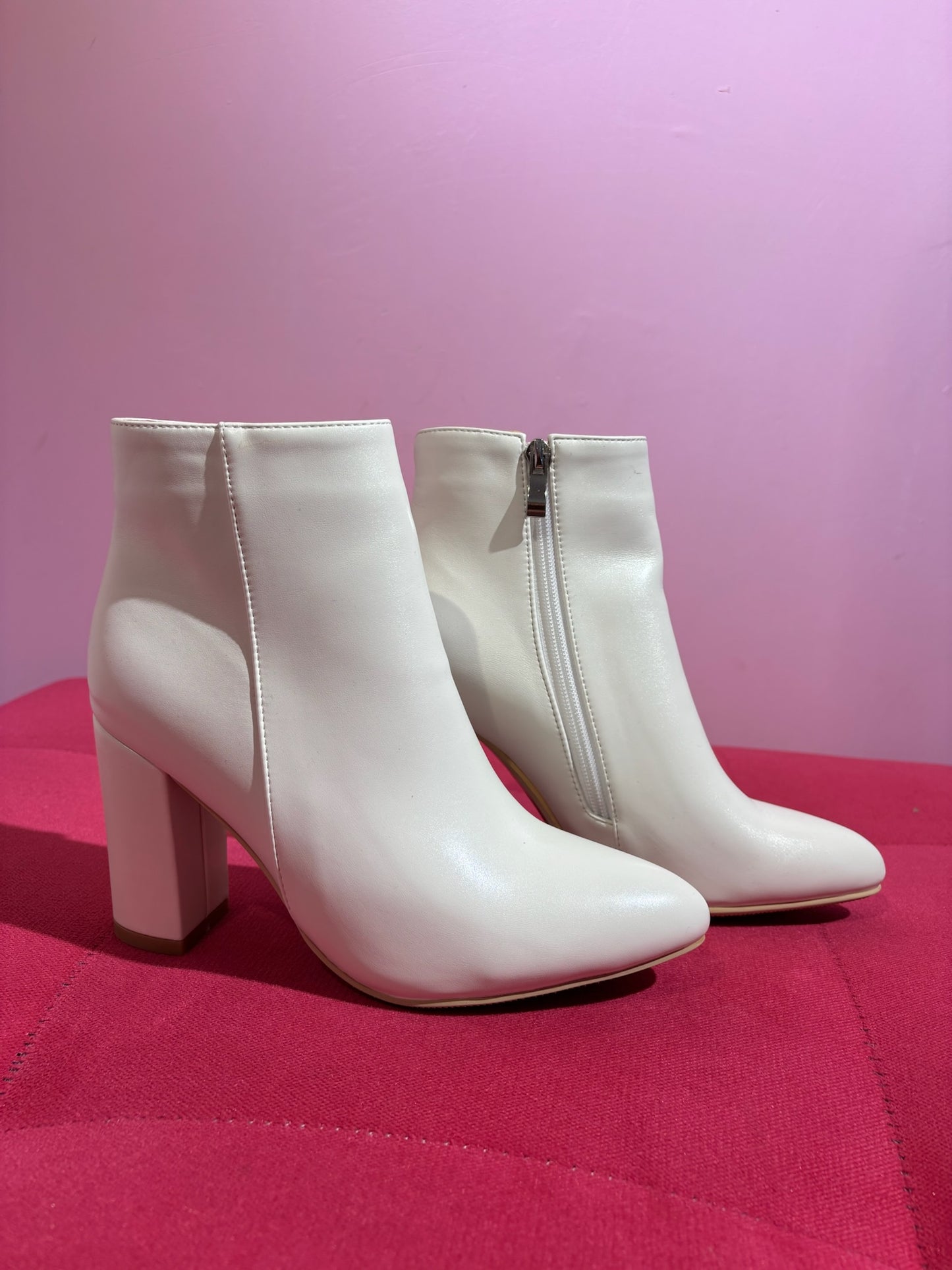 Botines stiletto blancos tacón grueso