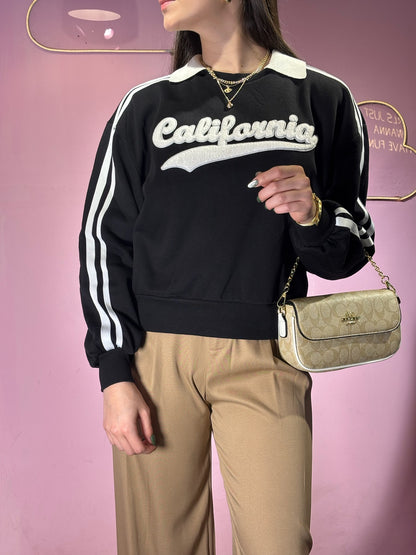 Sueter negro de líneas en las mangas California