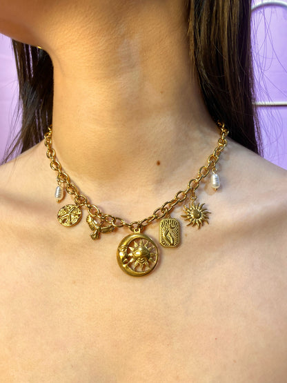Collar de 5 dijes dorado sol y luna grande