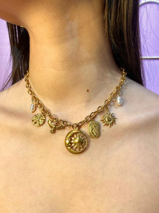 Collar de 5 dijes dorado sol y luna grande