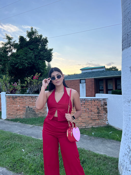 Set rojo de chaleco al cuello y espalda descubierta y pantalón palazzo