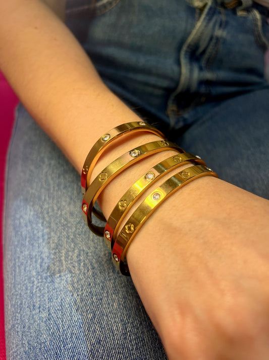 Brazalete dorado con pedrería (INSPO CARTIER)